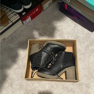 Size 8 - “Dirty Laundry” heal boots. Very comfy and super cute!